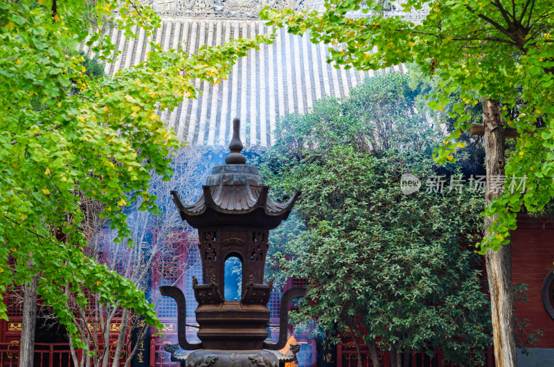 河南洛阳白马寺初秋时节香火旺盛