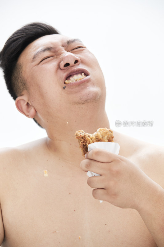 大吃特吃各种食物的肥胖亚洲男子