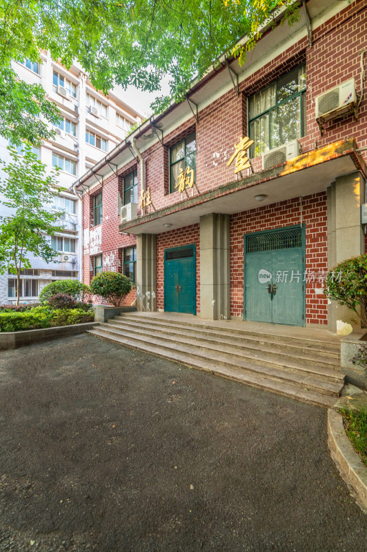 红砖建筑校园楼韵堂外观