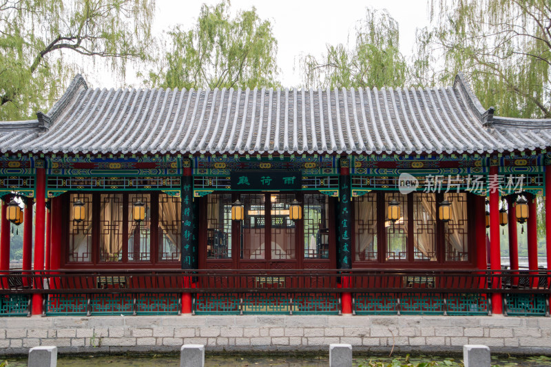 山东济南大明湖景区雨荷厅建筑外景