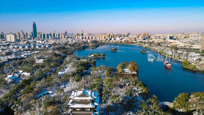 航拍山东济南大明湖5A景区雪景