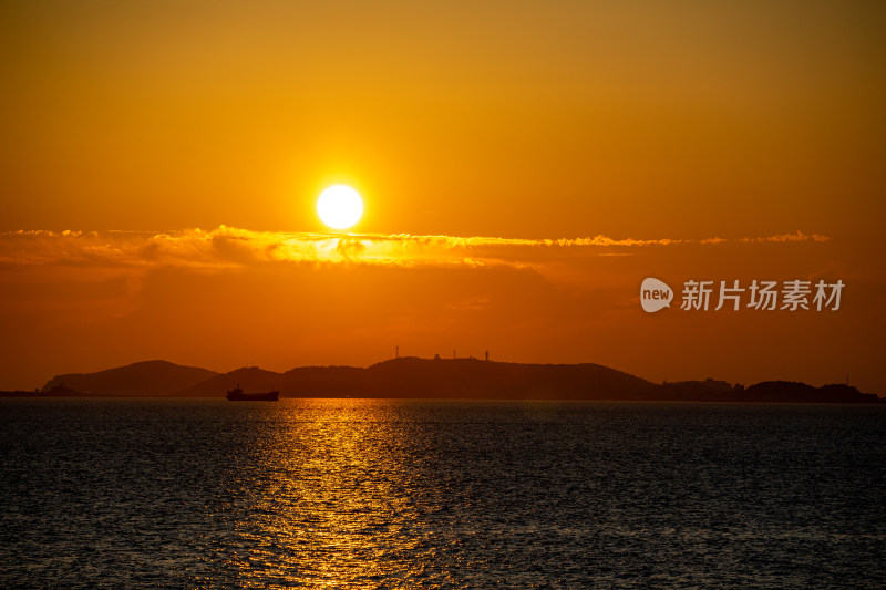 山东烟台东山栈桥海上日出海天相接一色景观