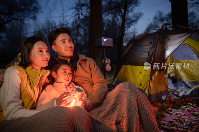 夜晚野外露营的东方家庭