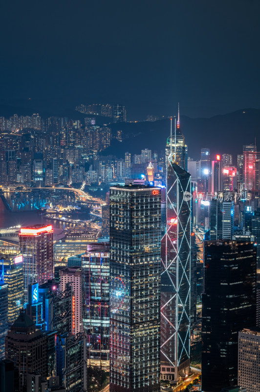 中国香港太平山顶看维多利亚港夜景城市风光