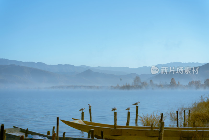 泸沽湖冬天唯美晨雾冬景