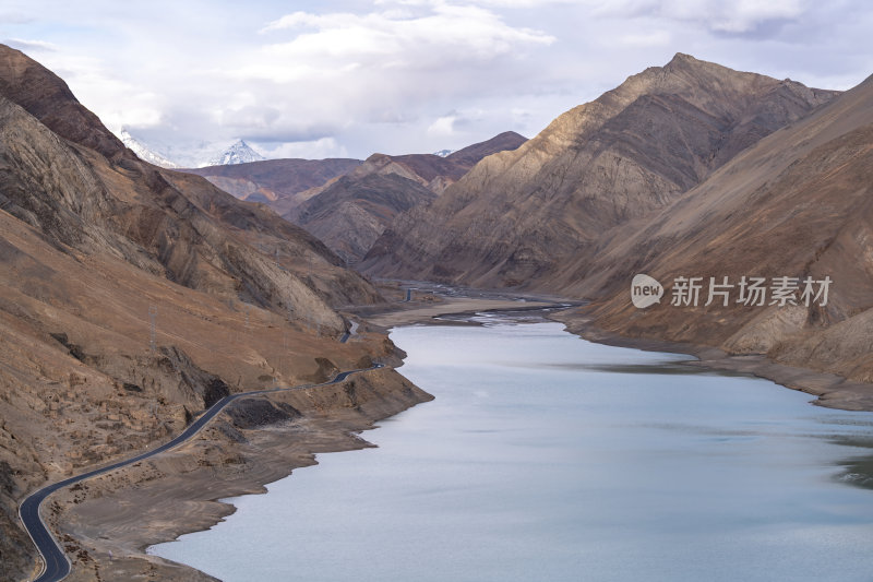 西藏日喀则满拉水库高原湖泊藏地山水画卷