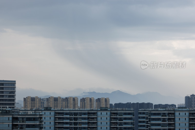 杭州城市建筑上空北高峰降水线迹乌云雨幕