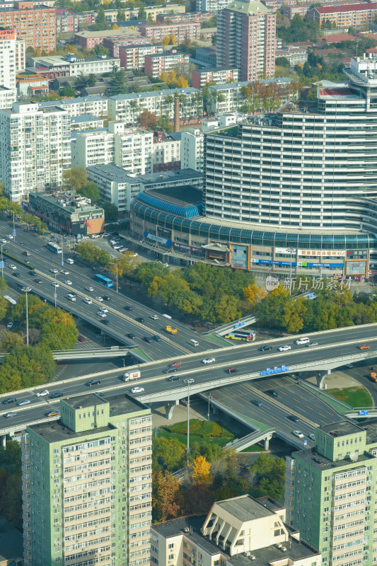 北京西二环路立交桥道路和行驶的车辆