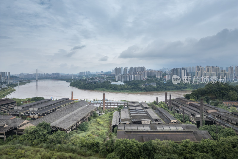 重庆的传统工业与重庆现代都市同框