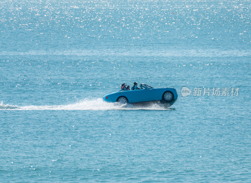 海南三亚阳光下绿松石海浪浪花冲浪
