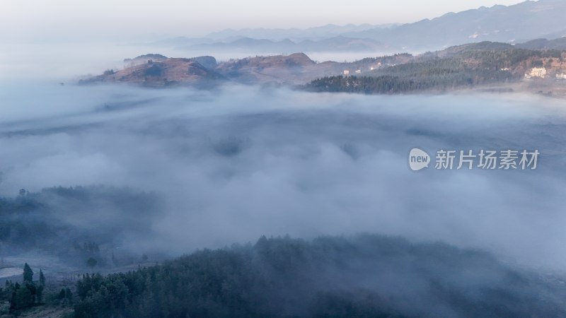 重庆酉阳：雾锁青山村庄靓