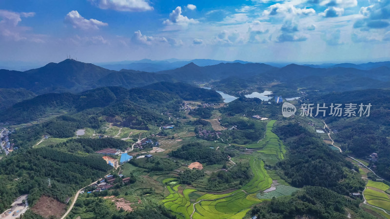 南方山川丘陵梯田农田航拍图