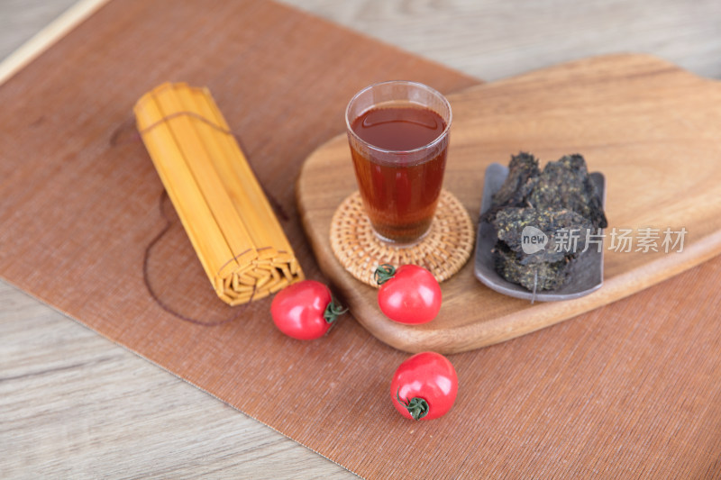 一杯茶和茶叶和食物及其它在砧板上