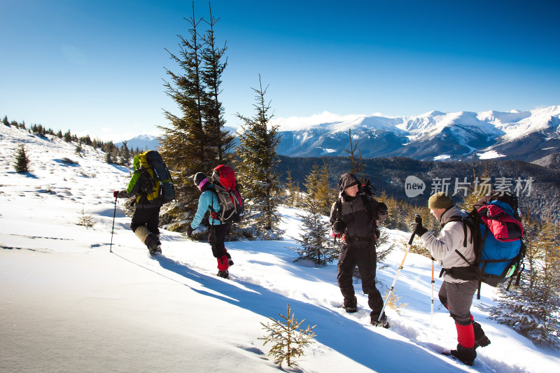 雪山徒步旅行者队伍