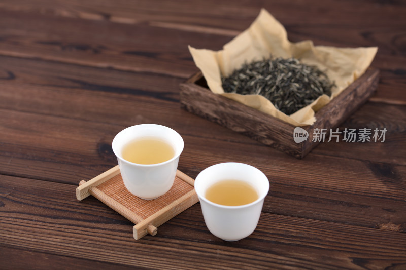 泡好的绿茶和茶叶