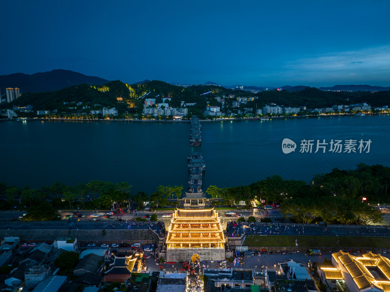 航拍夏季夜晚潮州广济楼与广济桥夜景风光