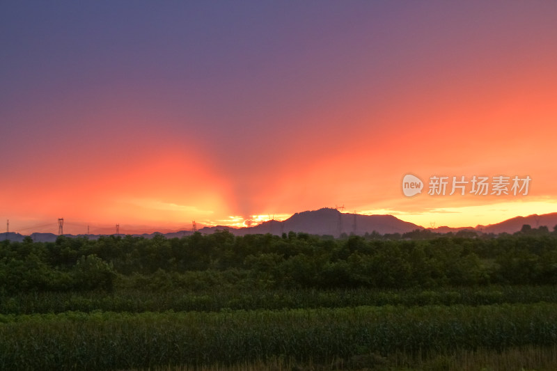 壮丽的乡村晚霞山色