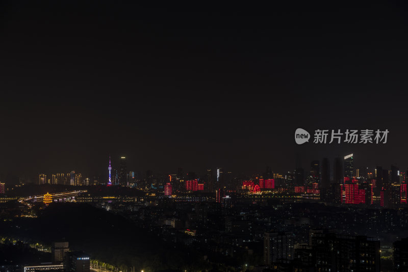 夜景下灯火辉煌的城市建筑群