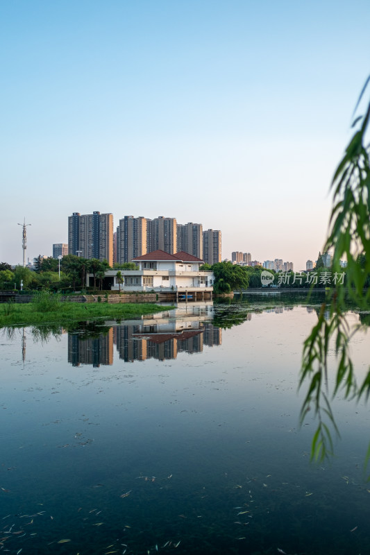 水边建筑倒影与高楼相映的城市景观