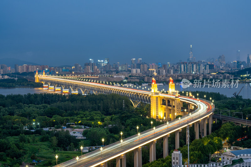 台风天的南京长江大桥与主城区