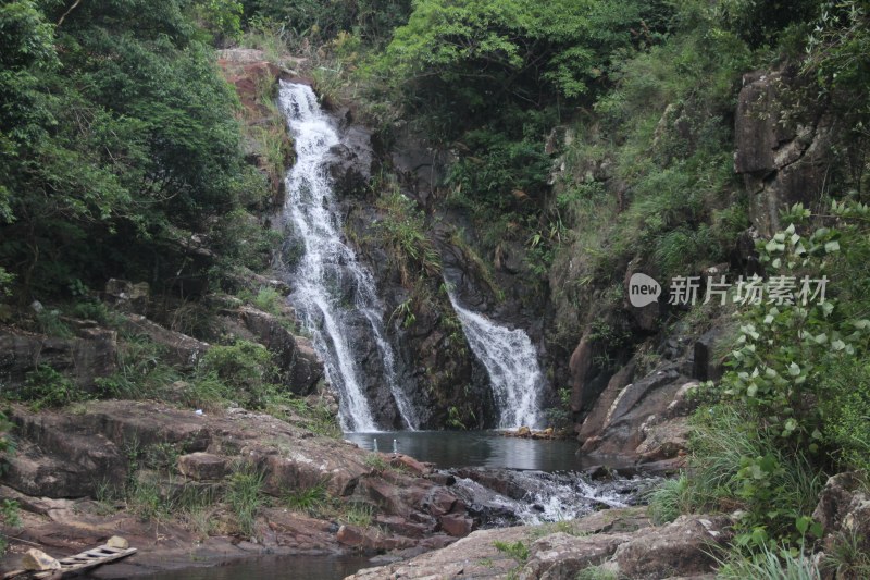 广东东莞：枯水期的黄茅田瀑布