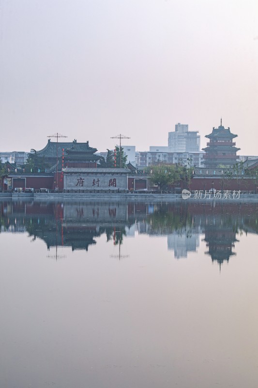 开封府包公湖水边古建筑与城市天际线倒影