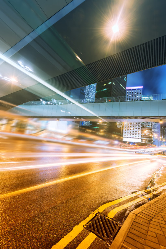 城市街道夜晚车流与高楼景观