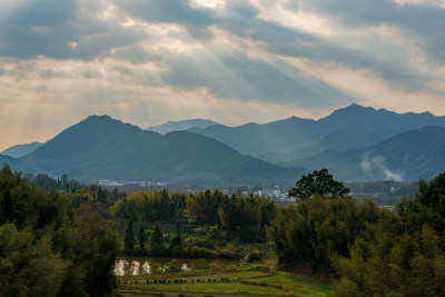 山林间穿透云层的阳光风景