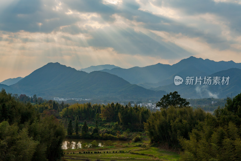 山林间穿透云层的阳光风景