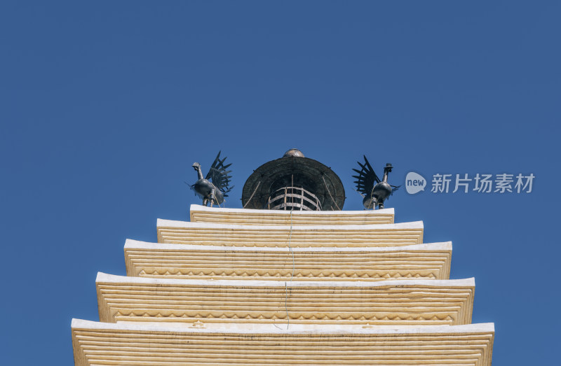 佛塔顶部的金鸡铜像-昆明惠光寺塔