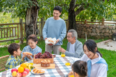 全家人在野餐