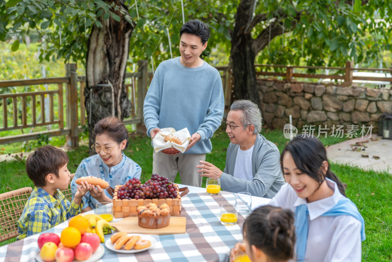 全家人在野餐