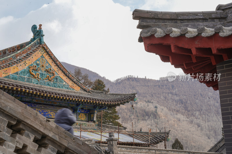 古建筑屋顶与山峦相映的风景