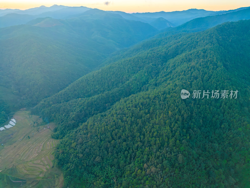 航拍郊外的山脉自然风光