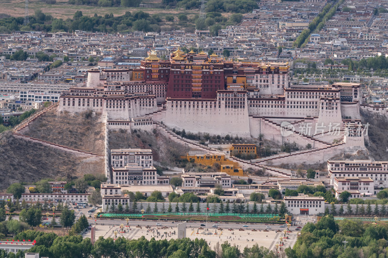 西藏拉萨南山公园远眺高原圣殿布达拉宫全景