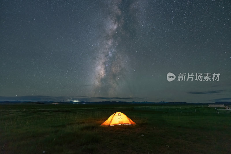 西藏阿里帕羊镇星空下的广袤草原和宁静银河