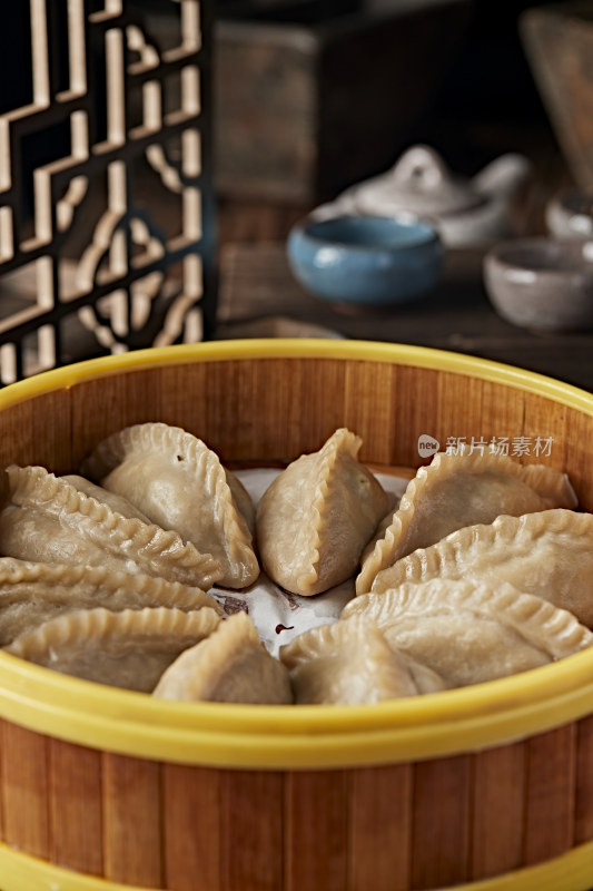 地皮菜辣椒粒炒柴鸡蛋配现烤一窝丝烧饼