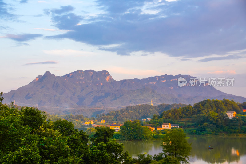 山峦湖泊田园风光