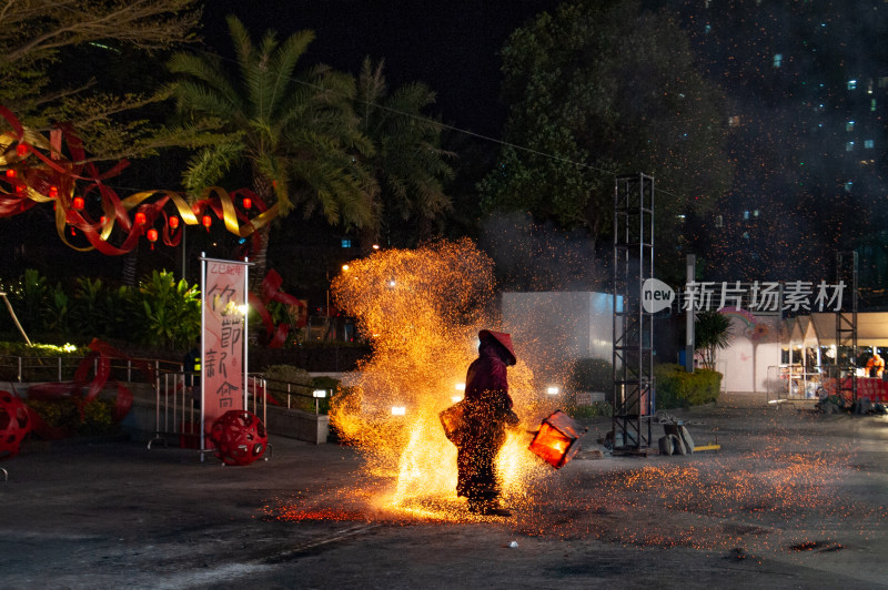 夜晚户外打铁花表演场景