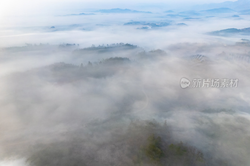 清晨迷雾山川乡村航拍图