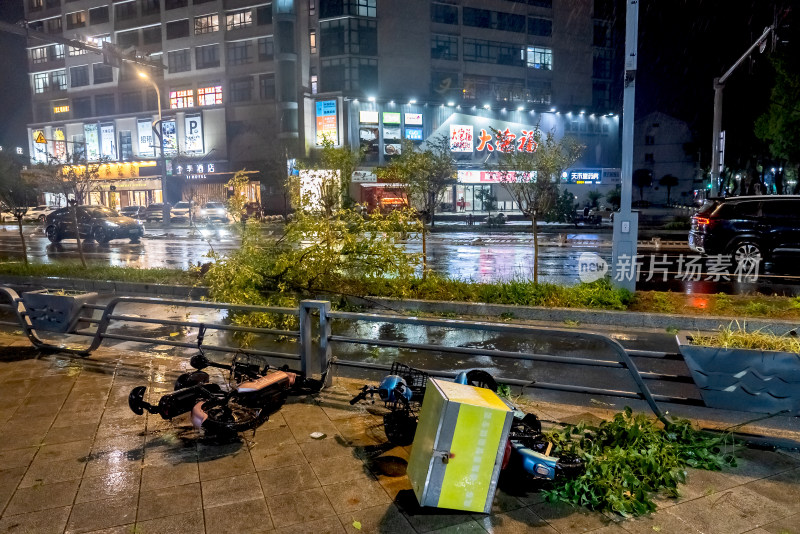 台风携带暴雨造成树木损毁车辆吹倒