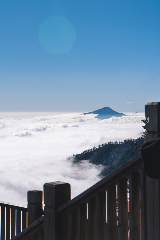 山顶俯瞰云海景观