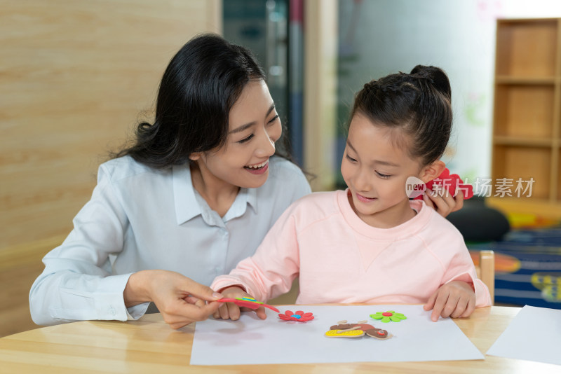 年轻女老师和学生在一起