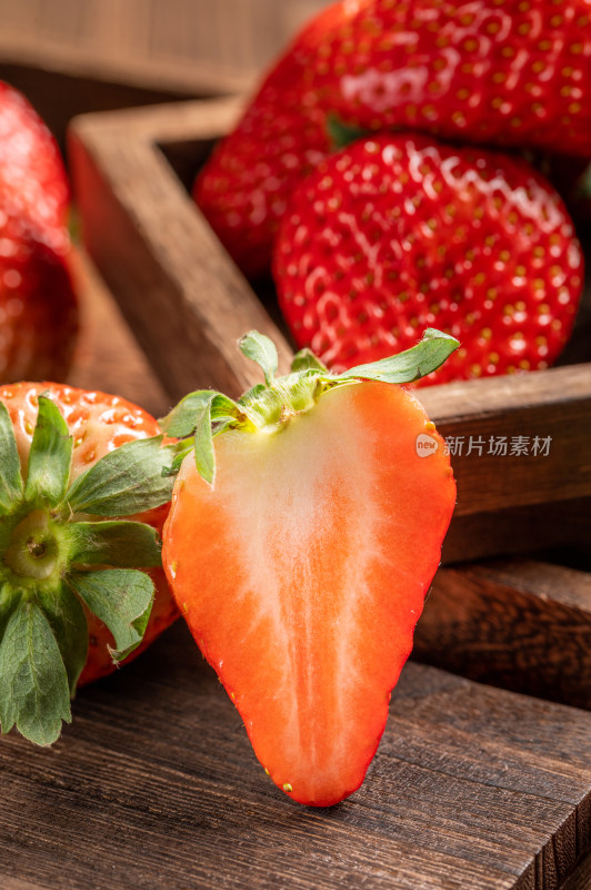 新鲜丹东九九草莓