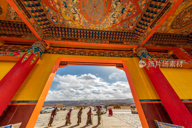 蓝天白云下的阿坝各莫寺寺院建筑