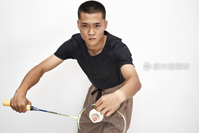 白色背景下健硕的亚洲羽毛球运动员形象