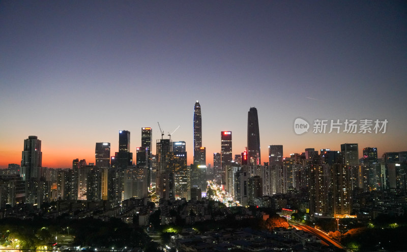 城市夜景鸟瞰，高楼林立灯火辉煌的景象