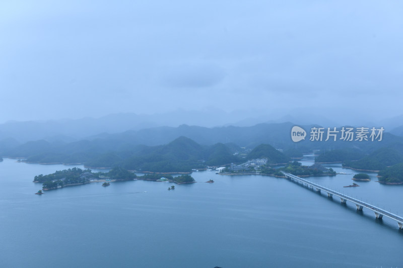 天屿山顶俯视千岛湖大桥，千岛湖自然风光