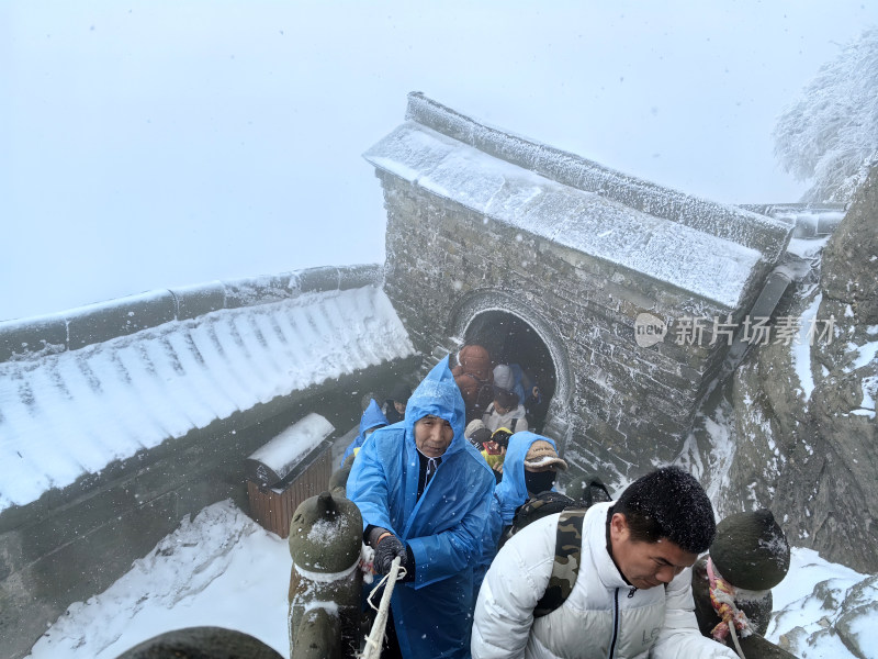 湖北武当山景区冬天大雪雾凇古建筑旅游