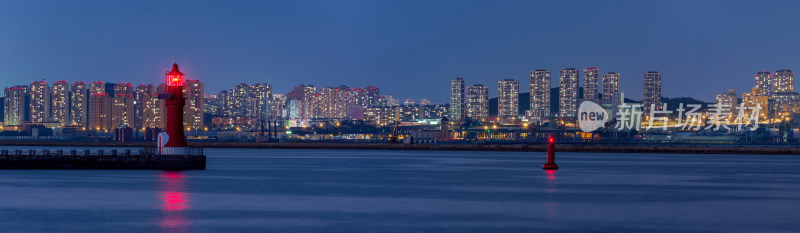 从大连市东港广场遥望海湾对面甘井子区